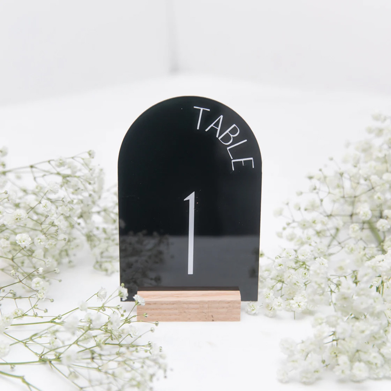 شخصية رسمت عودة الاكريليك الزف - مراجعة Table Number Gold وسعره